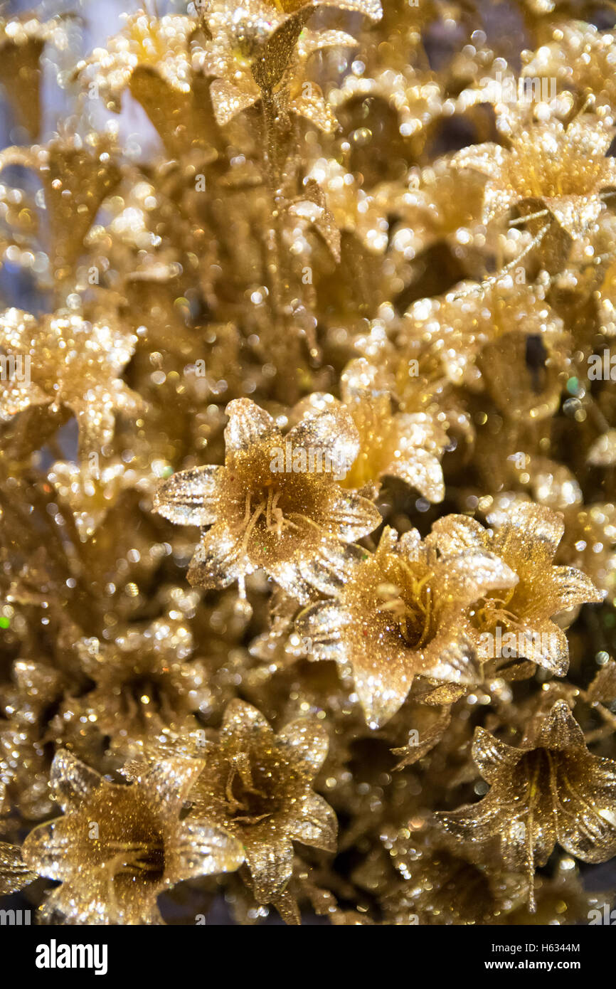 Sfondo formato da golden fiori artificiali per decorazioni di Natale. Foto Stock