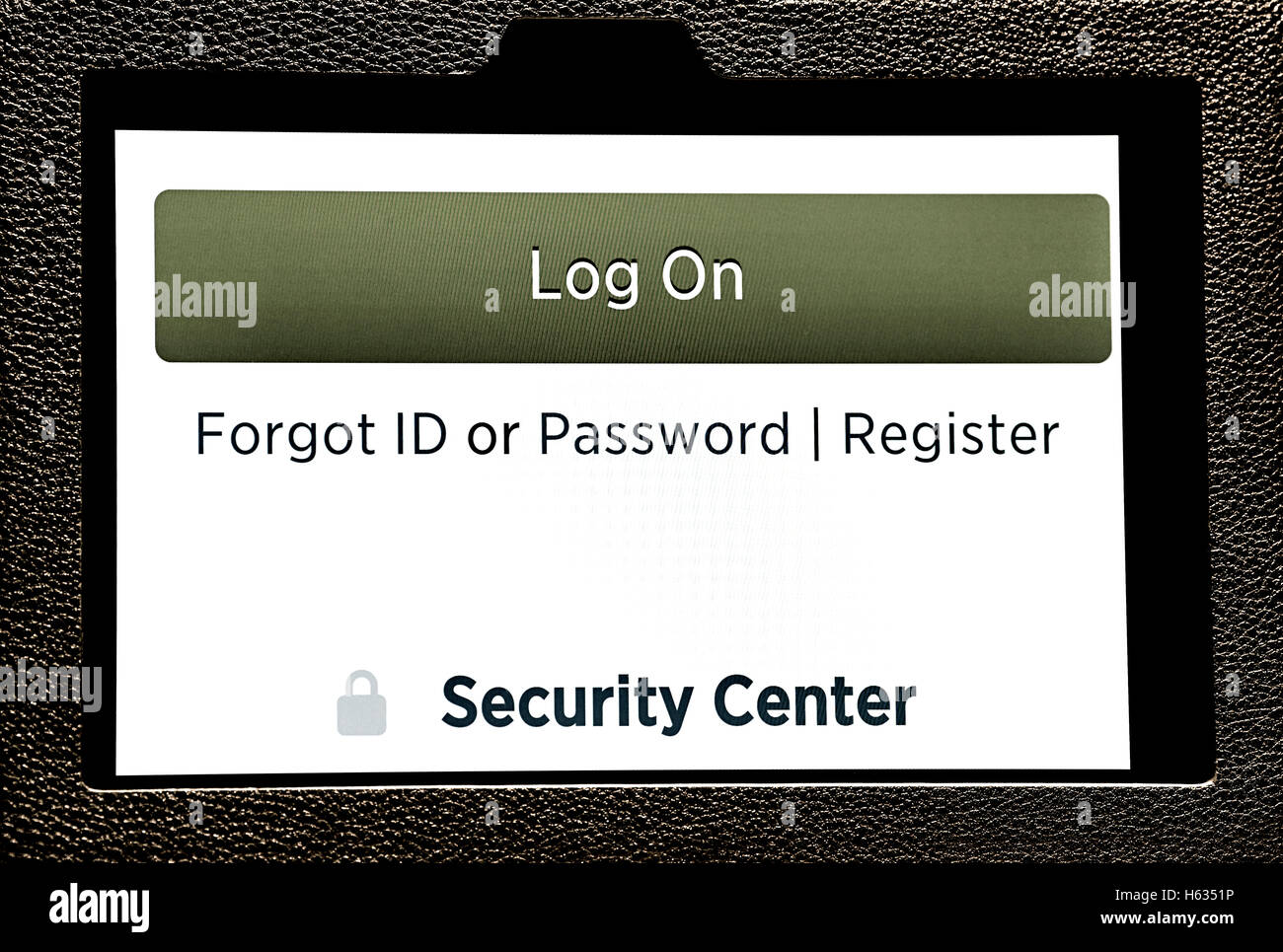Schermo Tablet aperto a online una pagina web protetta con login Hai dimenticato la password o registrati Foto Stock