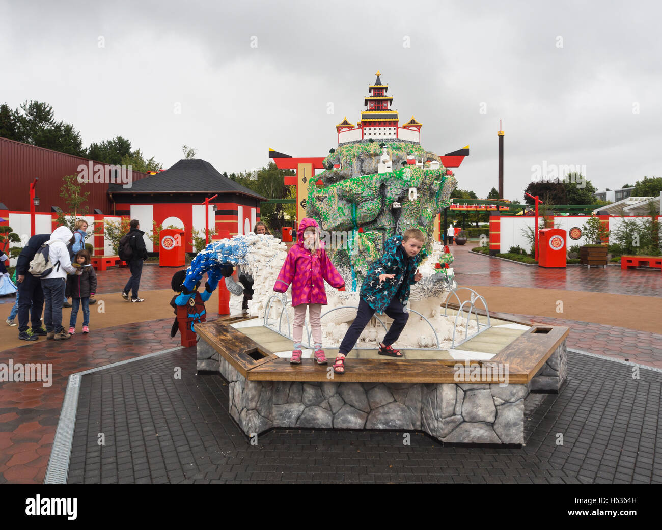 Legoland a Billund in Danimarca, vanta nuove attrazioni ogni anno. 2016 Ninjago mondo è venuto vivo, bambini in posa con Lego scultura Foto Stock