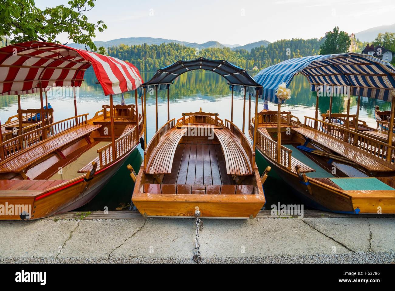 Pletna boats dock sul lago di Bled in Slovenia Foto Stock