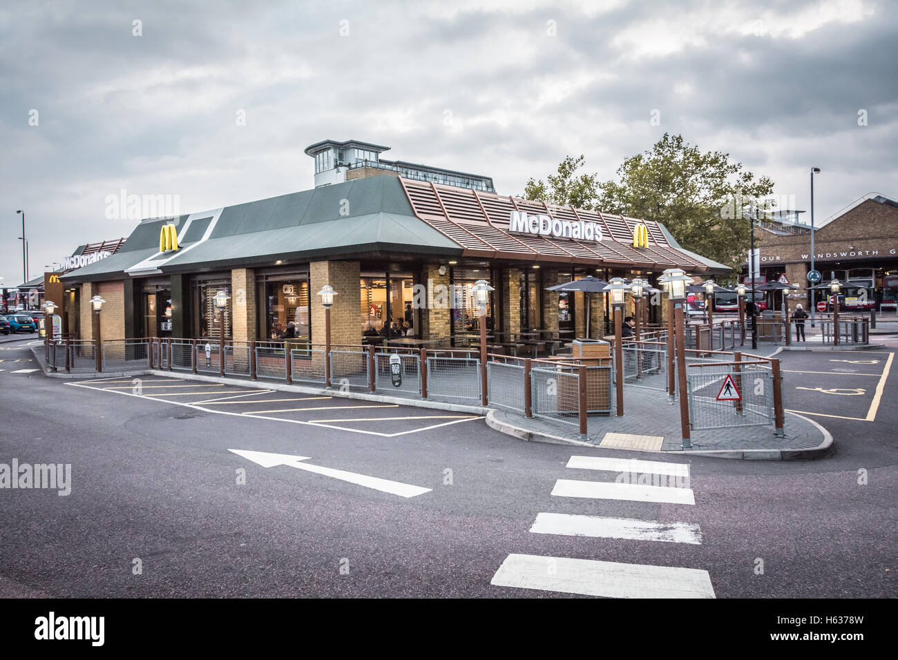 McDonald drive attraverso un ristorante fast food in Wandsworth, Londra, Regno Unito Foto Stock