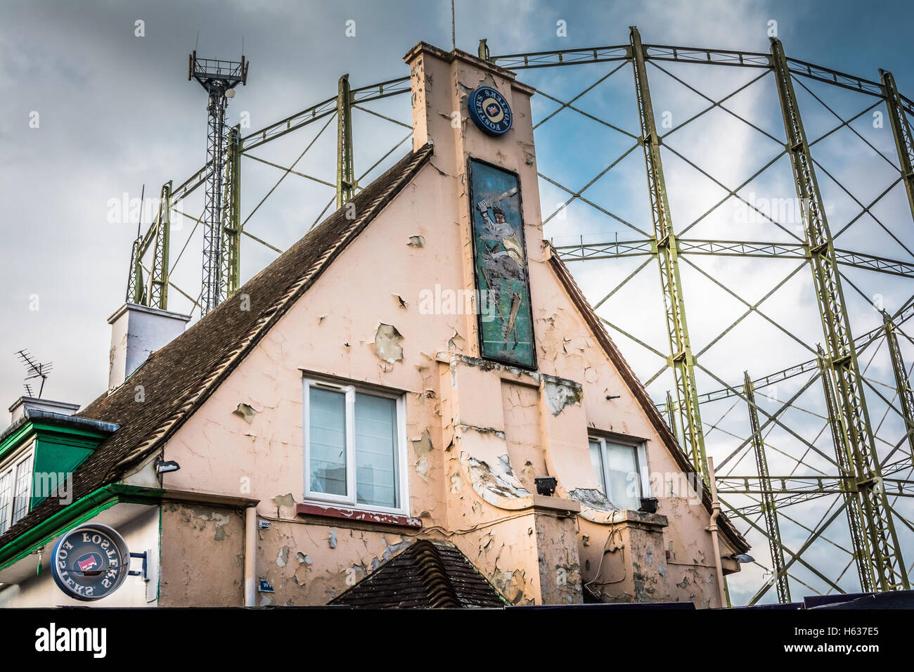 Un ora abbandonata e decadendo Il Cricketers public house al di fuori dell'Oval Cricket Ground in Kennington, Lambeth, London, Regno Unito Foto Stock