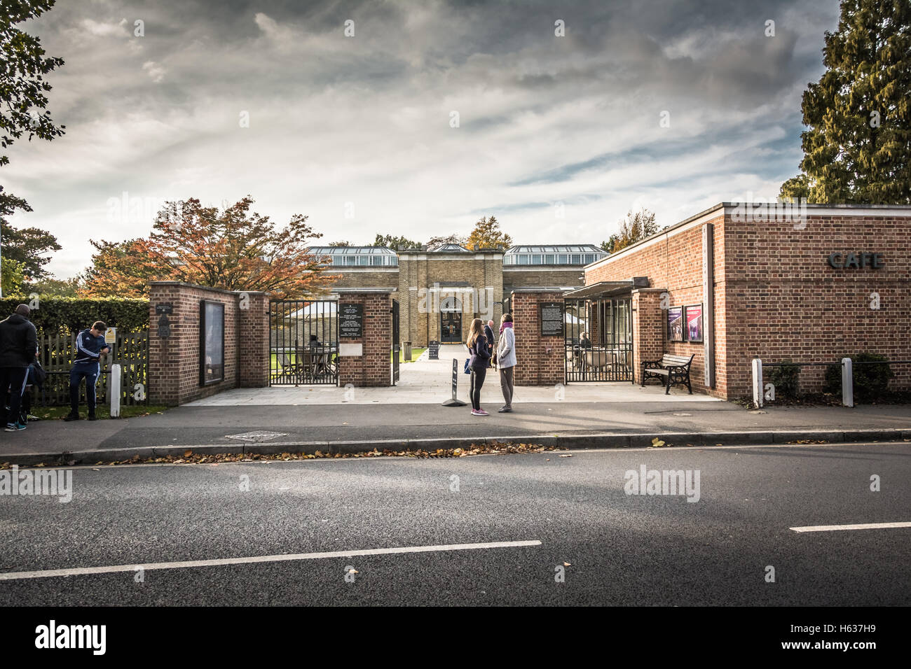 L'ingresso alla Galleria fotografica di Dulwich nel Villaggio di Dulwich, Southwark, Londra, Inghilterra, Regno Unito Foto Stock