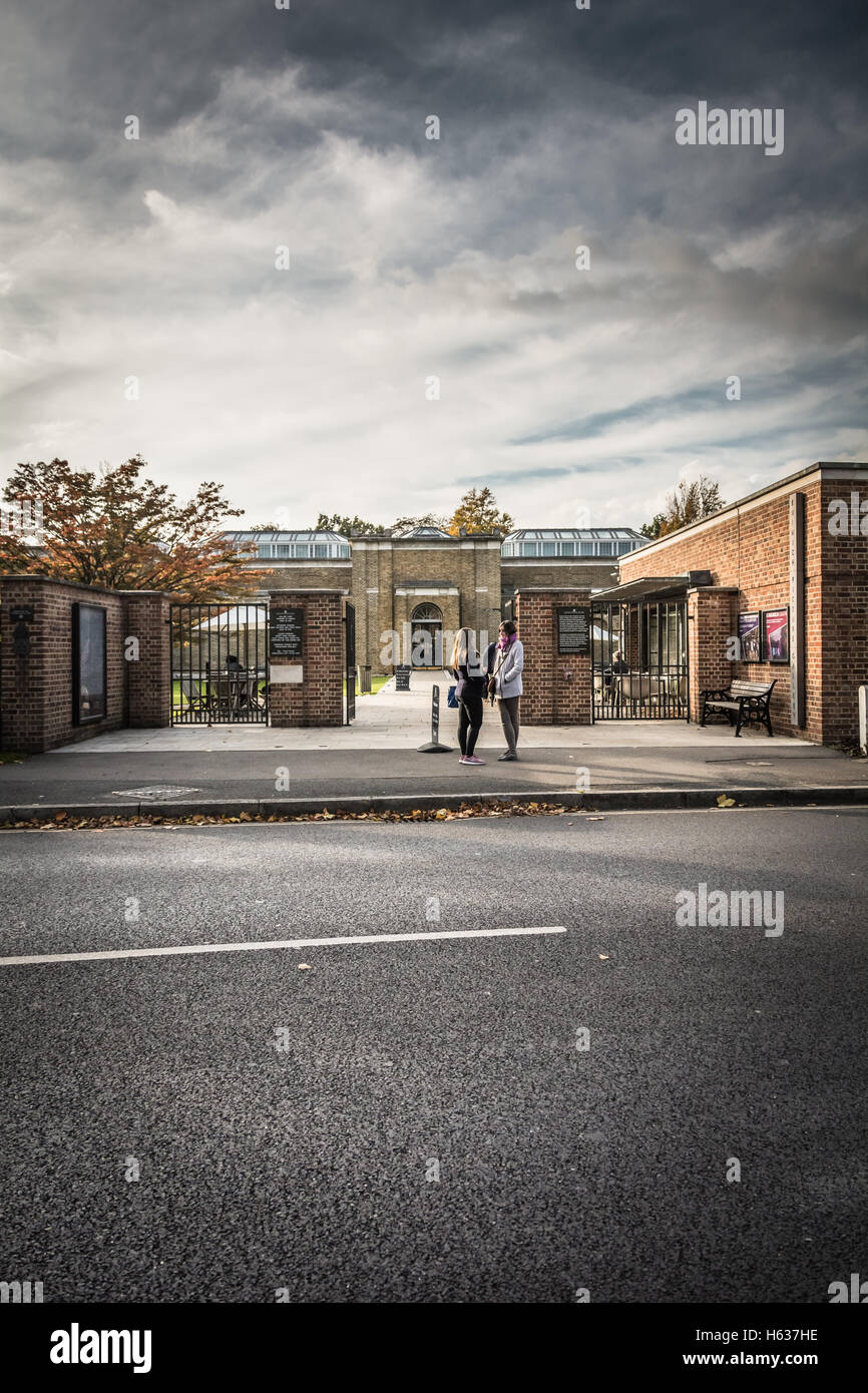 L'ingresso di Dulwich Picture Gallery nel villaggio di Dulwich, Southwark, Londra, Inghilterra, Regno Unito Foto Stock