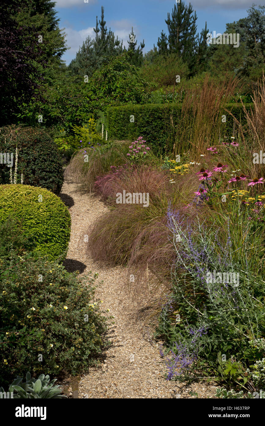 Sentiero di ghiaia e estate boarder nel giardino inglese Foto Stock