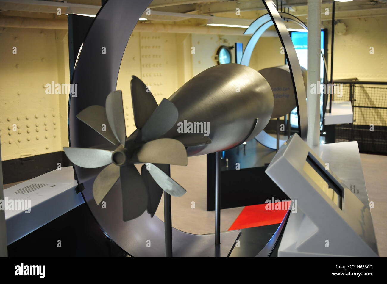 Camera a siluro, WW I nave HMS Caroline, Belfast, Irlanda del Nord. Foto Stock