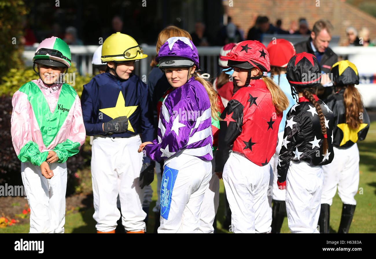 Giovani Fantini indossando variopinti tessuti di seta in parata anello prima un pony Shetland gara a Plumpton Racecourse. Foto Stock