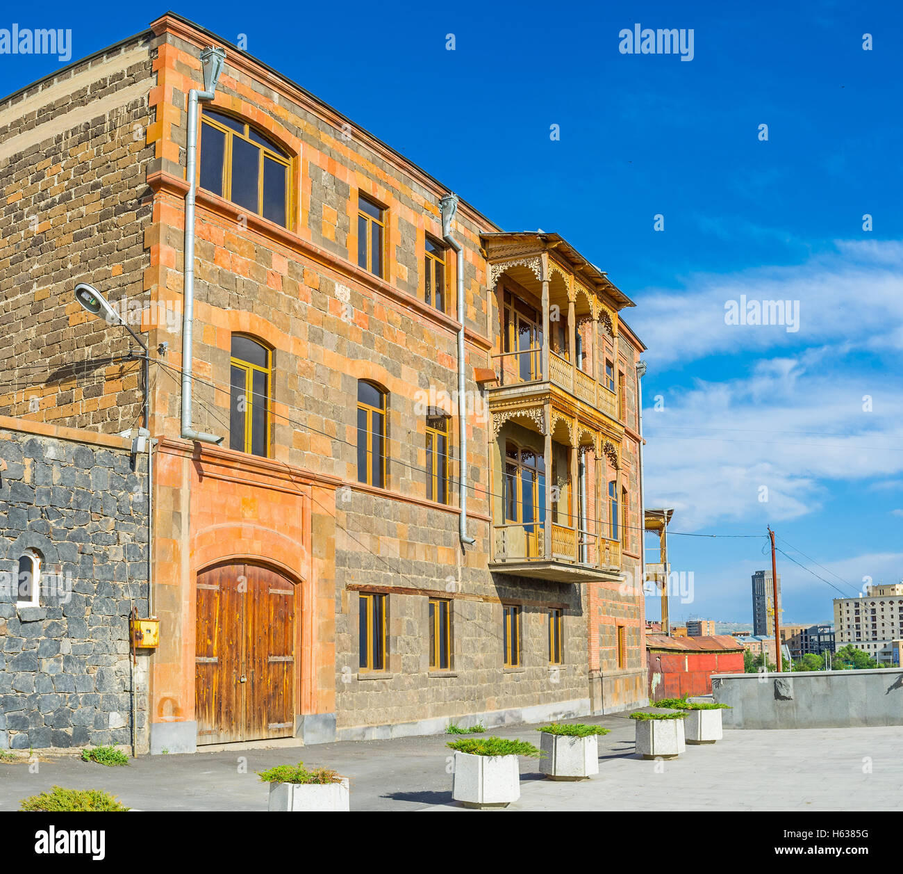 La Scenic casa residenziale, costruita di pietra locale, Yerevan, Armenia. Foto Stock