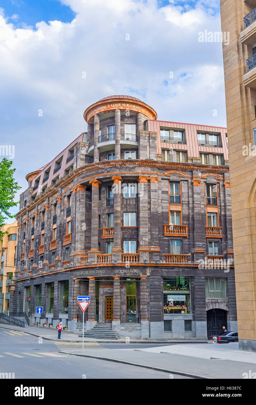 Il Tufenkian Hotel storico, occupata la scenic mansion di arancio e nero pietra, è situato accanto a Piazza della Repubblica Foto Stock