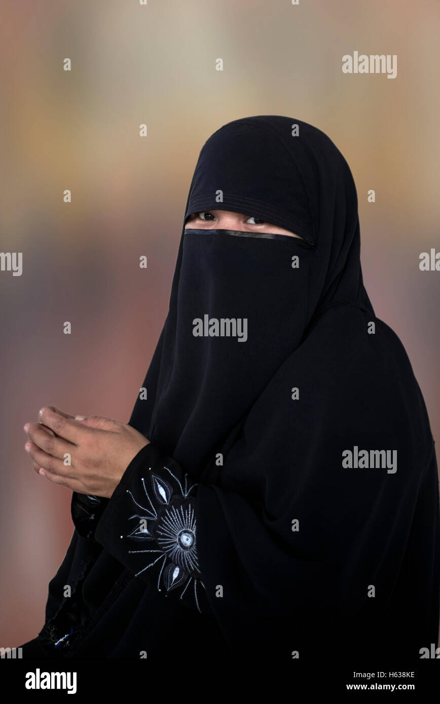 Donna musulmana niqab burka isolata contro uno sfondo semplice. Gli occhi di donna hijab Foto Stock