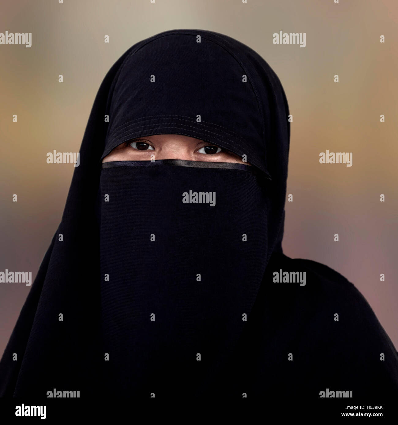 Donna musulmana niqab burka isolata contro uno sfondo semplice. Gli occhi di donna hijab Foto Stock