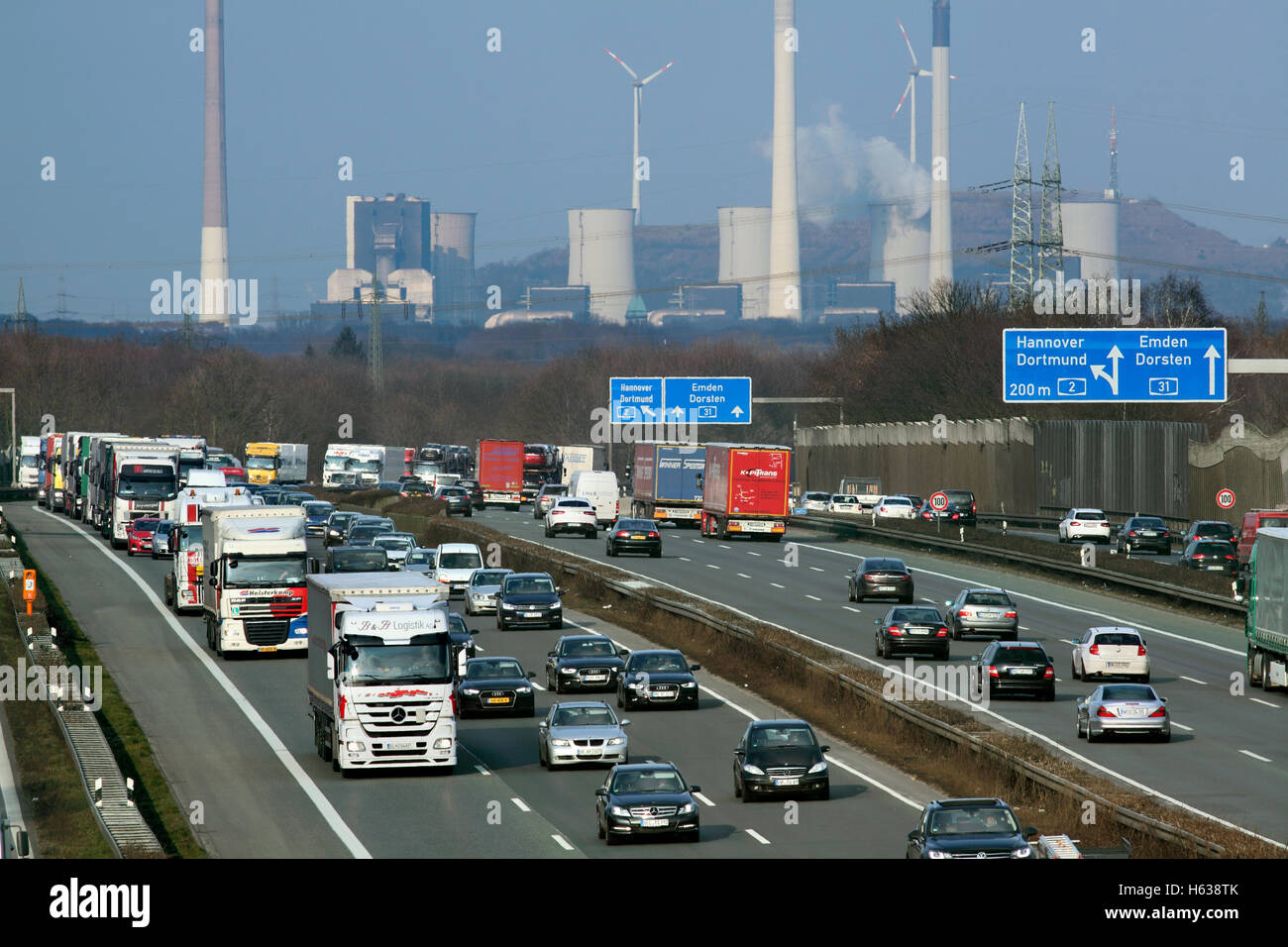 Paesaggio industriale della Ruhr: sulla A2 autostrada vicino alla giunzione 3, Bottrop, Renania settentrionale-Vestfalia (Germania). Foto Stock