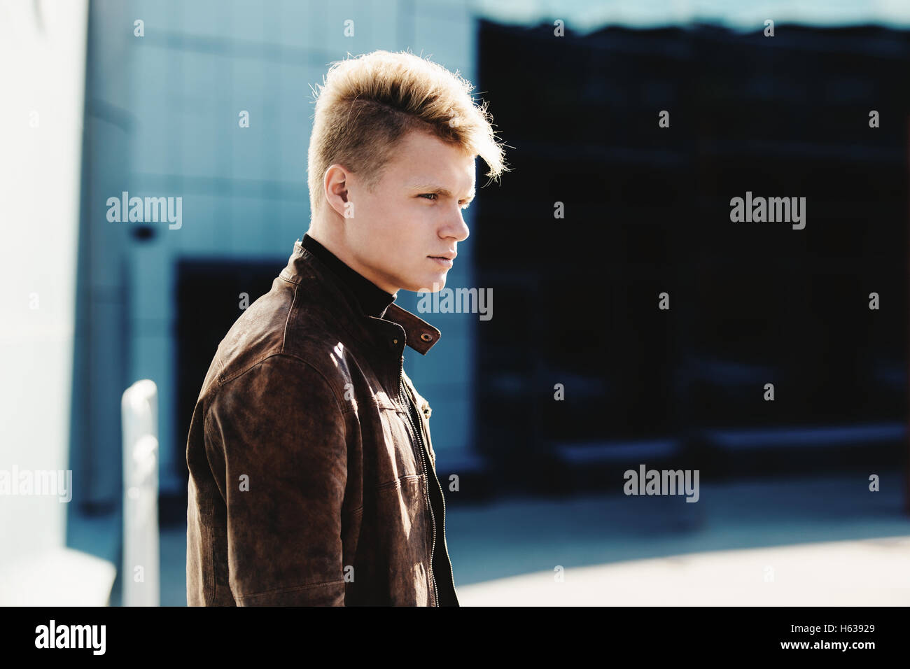 Giovane bello elegante Uomo in camicia marrone nel periodo autunnale all'aperto in stile casual Foto Stock