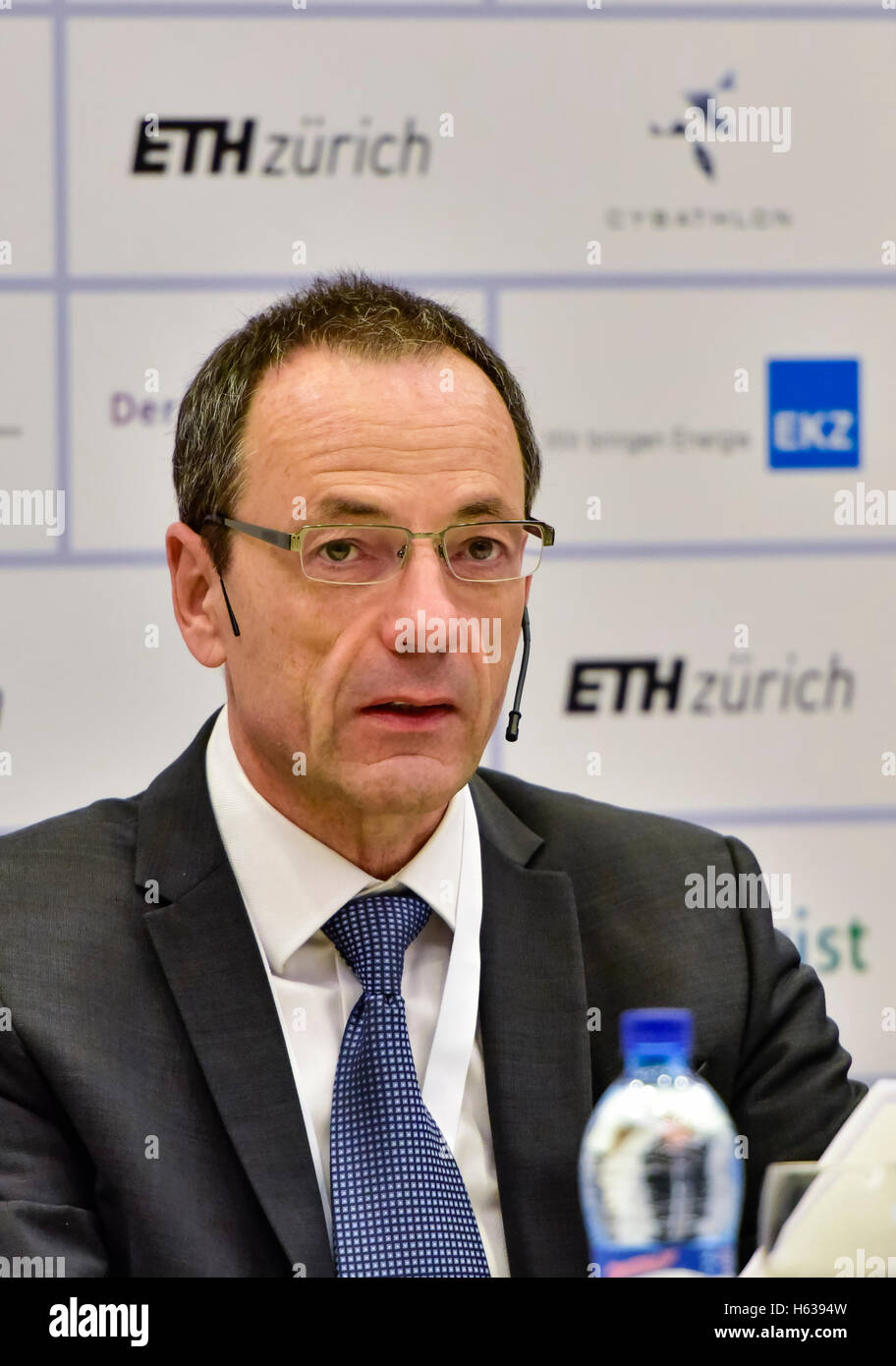 Kloten, Svizzera - 8 October 2016: Professore Lino Guzella, Presidente dell'Istituto Federale di Tecnologia (ETH) di Zurigo, durante la conferenza stampa di apertura di Cybathlon, il primo campionato per piloti con disabilità utilizzando dispositivi bionici presso lo Swiss Arena di Kloten (Zurigo), Svizzera. Foto Stock