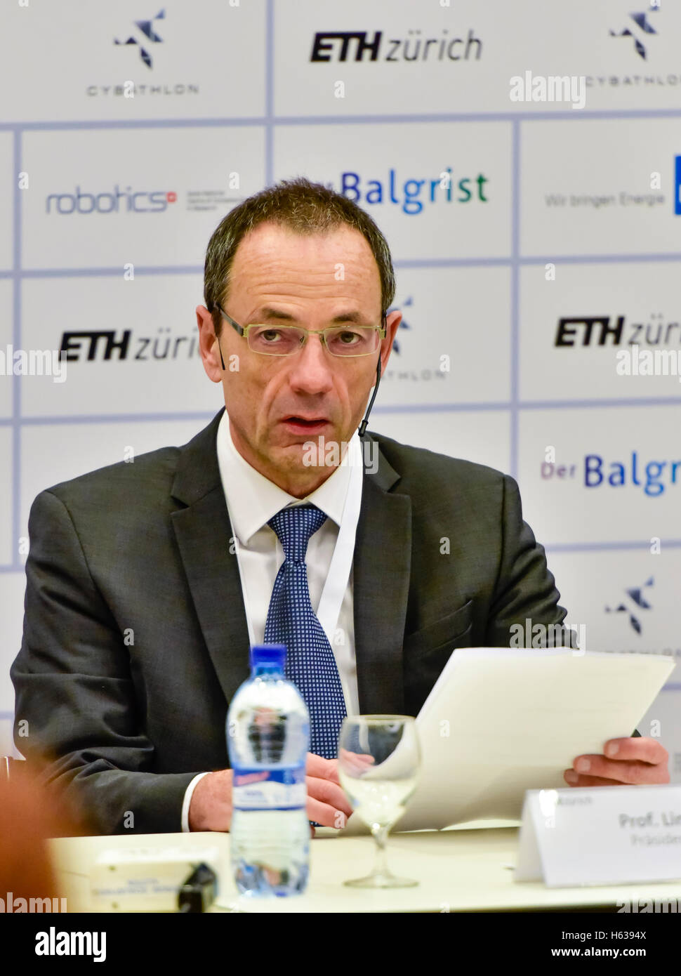 Kloten, Svizzera - 8 October 2016: Professore Lino Guzella, Presidente dell'Istituto Federale di Tecnologia (ETH) di Zurigo, durante la conferenza stampa di apertura di Cybathlon, il primo campionato per piloti con disabilità utilizzando dispositivi bionici presso lo Swiss Arena di Kloten (Zurigo), Svizzera. Foto Stock