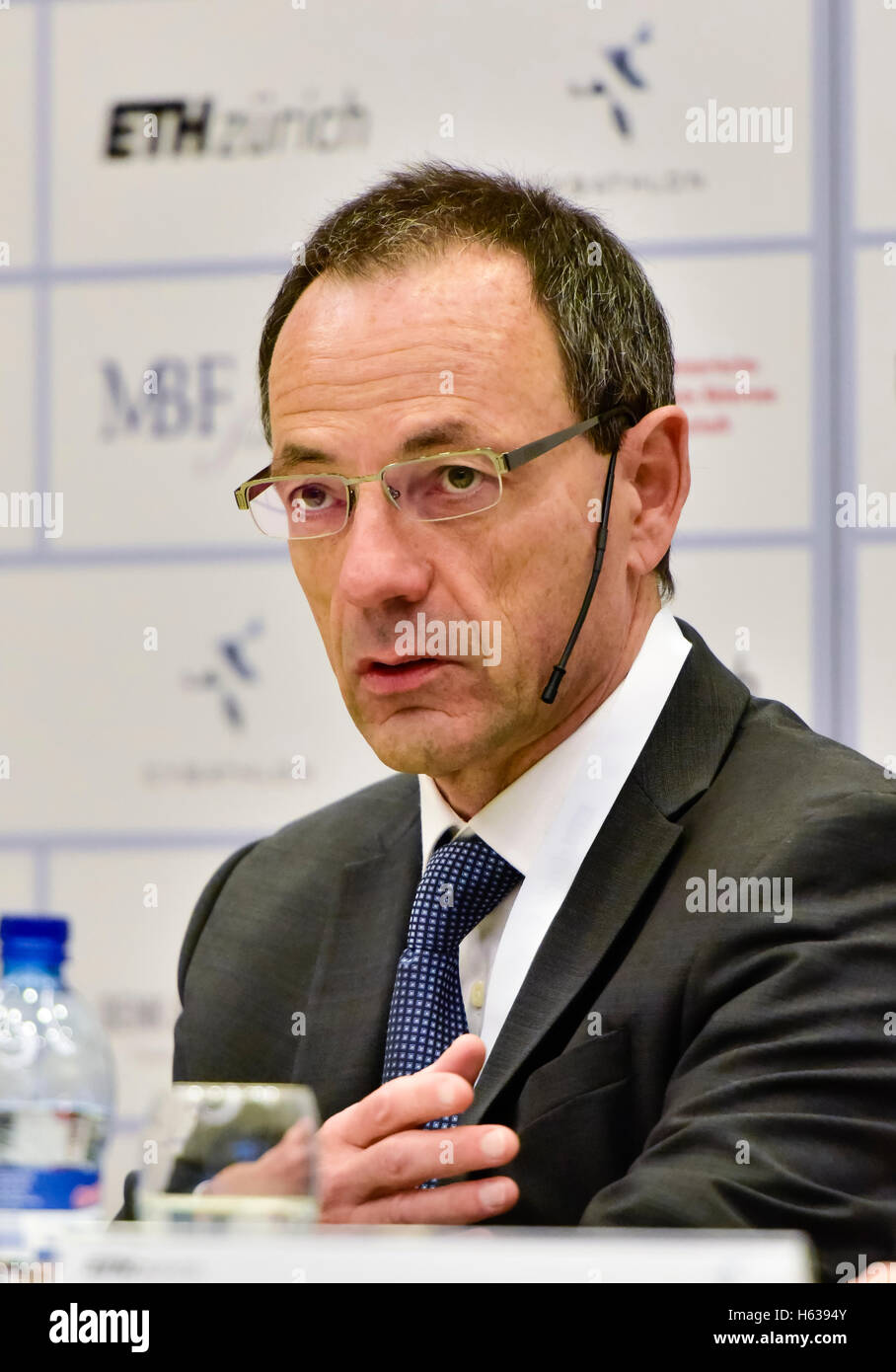 Kloten, Svizzera - 8 October 2016: Professore Lino Guzella, Presidente dell'Istituto Federale di Tecnologia (ETH) di Zurigo, durante la conferenza stampa di apertura di Cybathlon, il primo campionato per piloti con disabilità utilizzando dispositivi bionici presso lo Swiss Arena di Kloten (Zurigo), Svizzera. Foto Stock