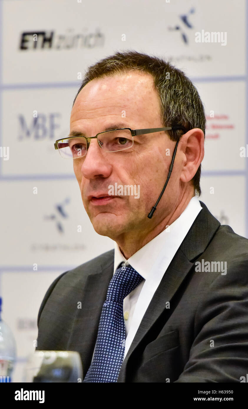 Kloten, Svizzera - 8 October 2016: Professore Lino Guzella, Presidente dell'Istituto Federale di Tecnologia (ETH) di Zurigo, durante la conferenza stampa di apertura di Cybathlon, il primo campionato per piloti con disabilità utilizzando dispositivi bionici presso lo Swiss Arena di Kloten (Zurigo), Svizzera. Foto Stock