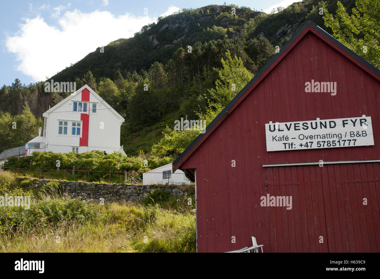 Faro Ulvesundet ("fyr') è un guest-house nonché il corretto funzionamento di un faro Ulvesundet stretto vicino a Måløy, a ovest della Norvegia. Foto Stock