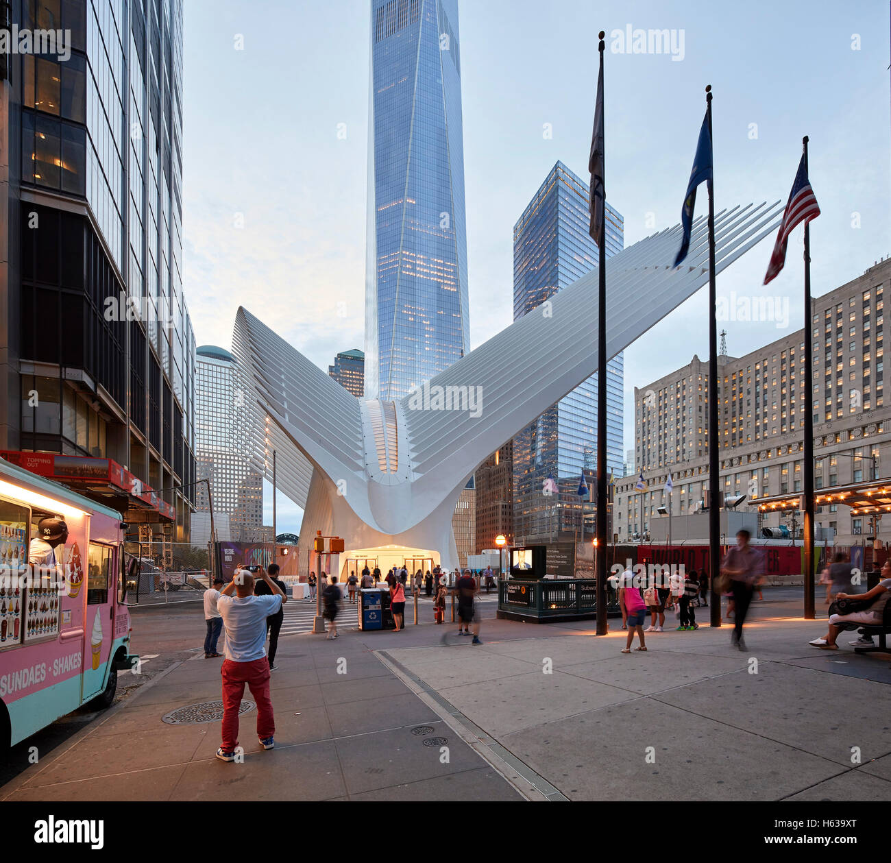 Scena di strada con occhio ingresso al crepuscolo. L'occhio, World Trade Center Hub di trasporto, New York, Stati Uniti. L'Architetto Santiago Calatrava, 2016. Foto Stock
