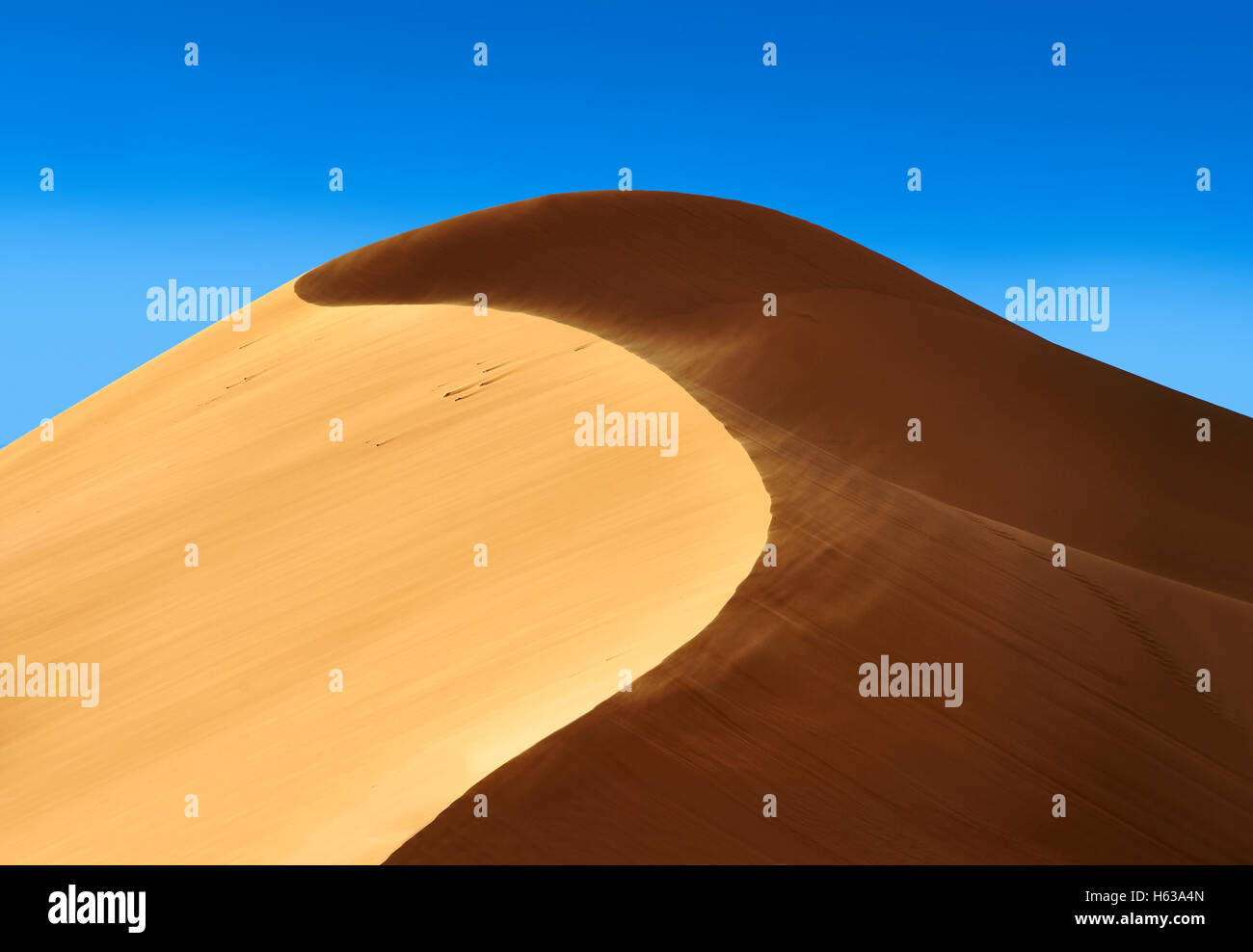 La sabbia è soffiato sul Sahara dune di sabbia di Erg Chebbi Merzouga, , Marocco, Africa Foto Stock