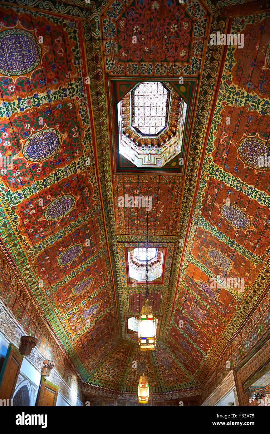 Berber Arabesque dipinto di pannelli a soffitto.Il Grand Court, Palazzo Bahia, Marrakech, Marocco Foto Stock