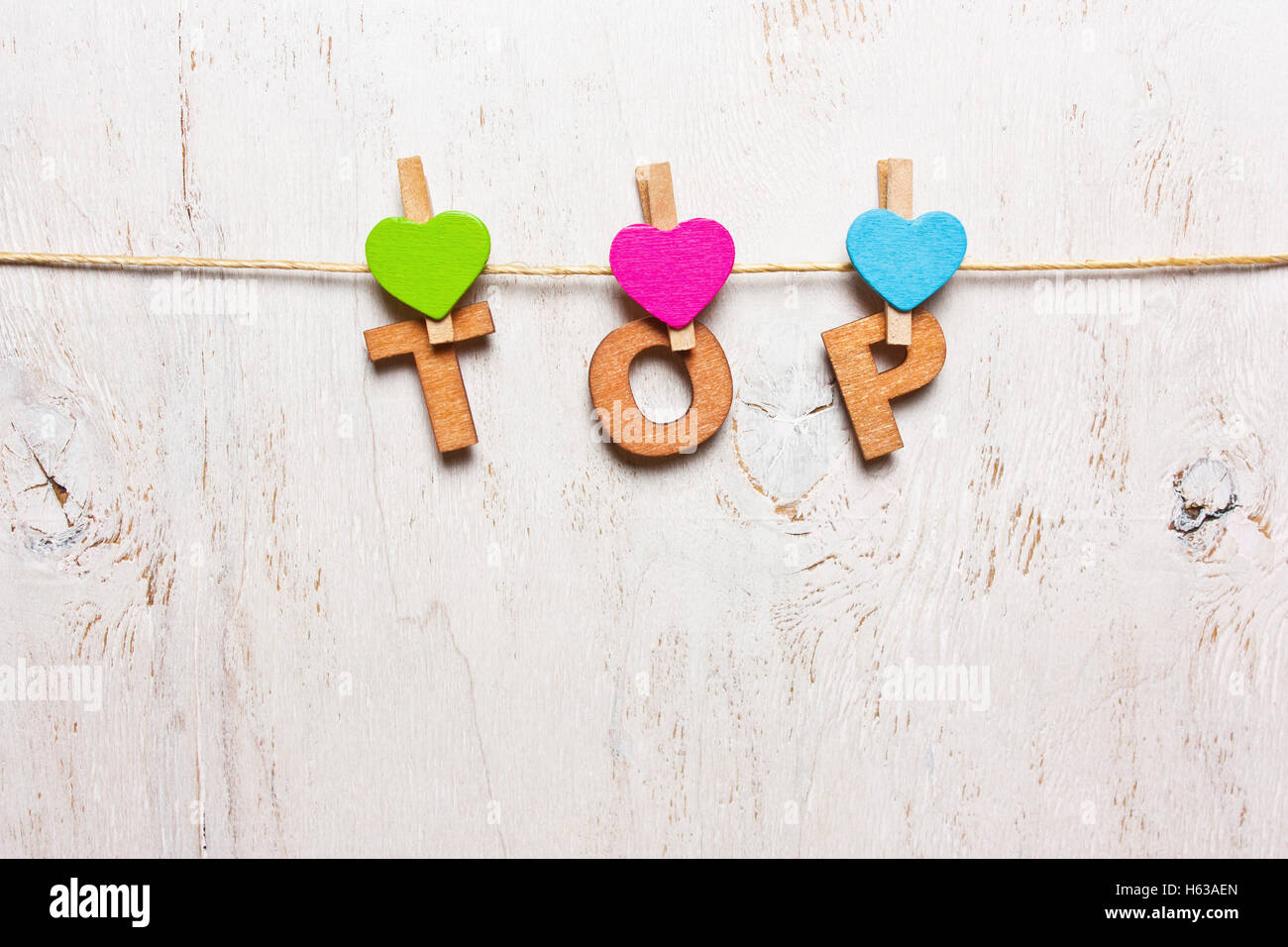 La parola "TOP" dalle lettere di legno su sfondo bianco Foto Stock