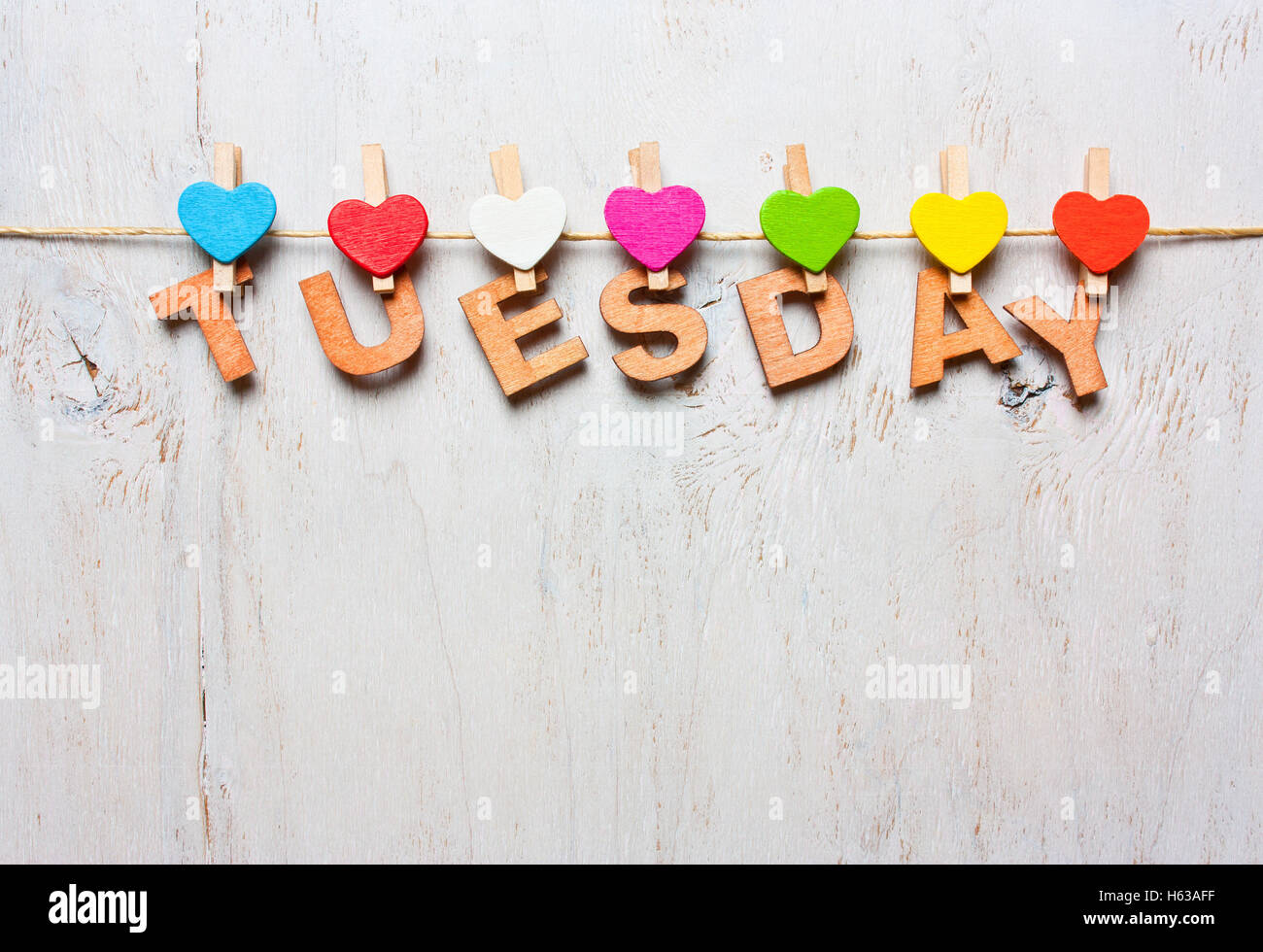 Parola Martedì dalle lettere di legno con clothespins colorati su un bianco sullo sfondo di legno Foto Stock
