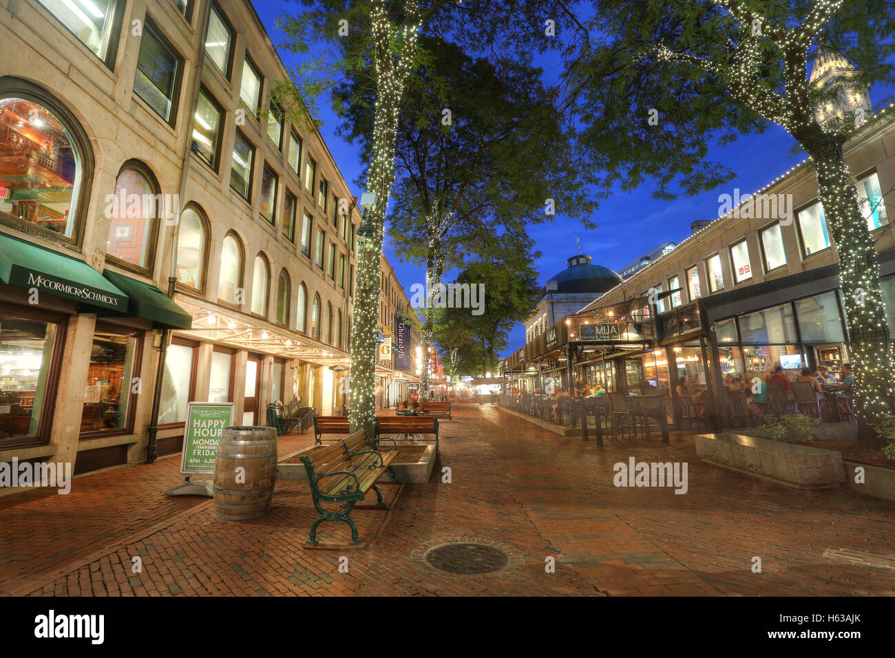BOSTON, Stati Uniti d'America - sept. 9: Gli spazi aperti di Quincy Market sono un luogo comune per i vari artisti di strada e i ristoranti. Prese Foto Stock