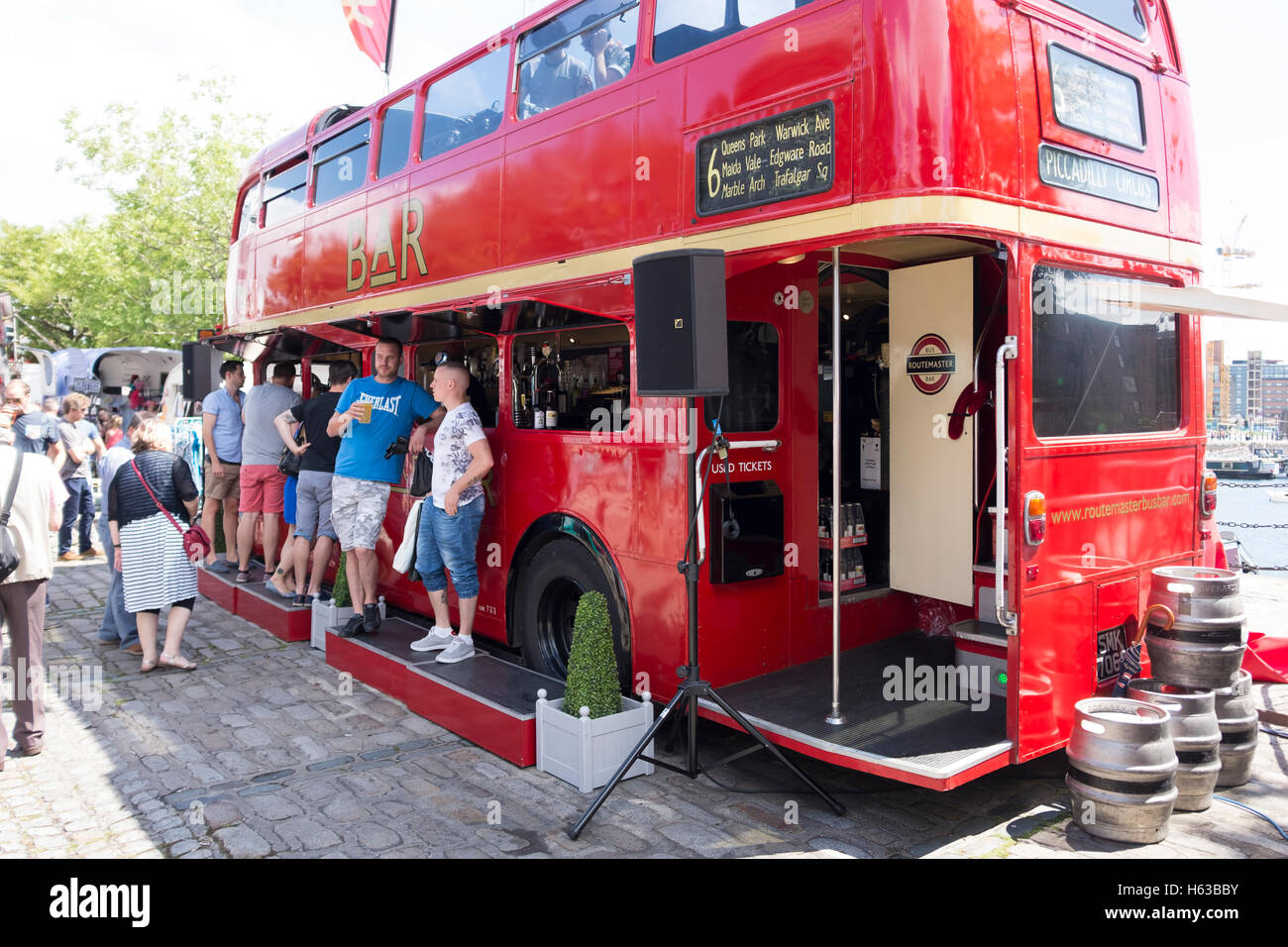 Red London bus bar Vintage Foto Stock