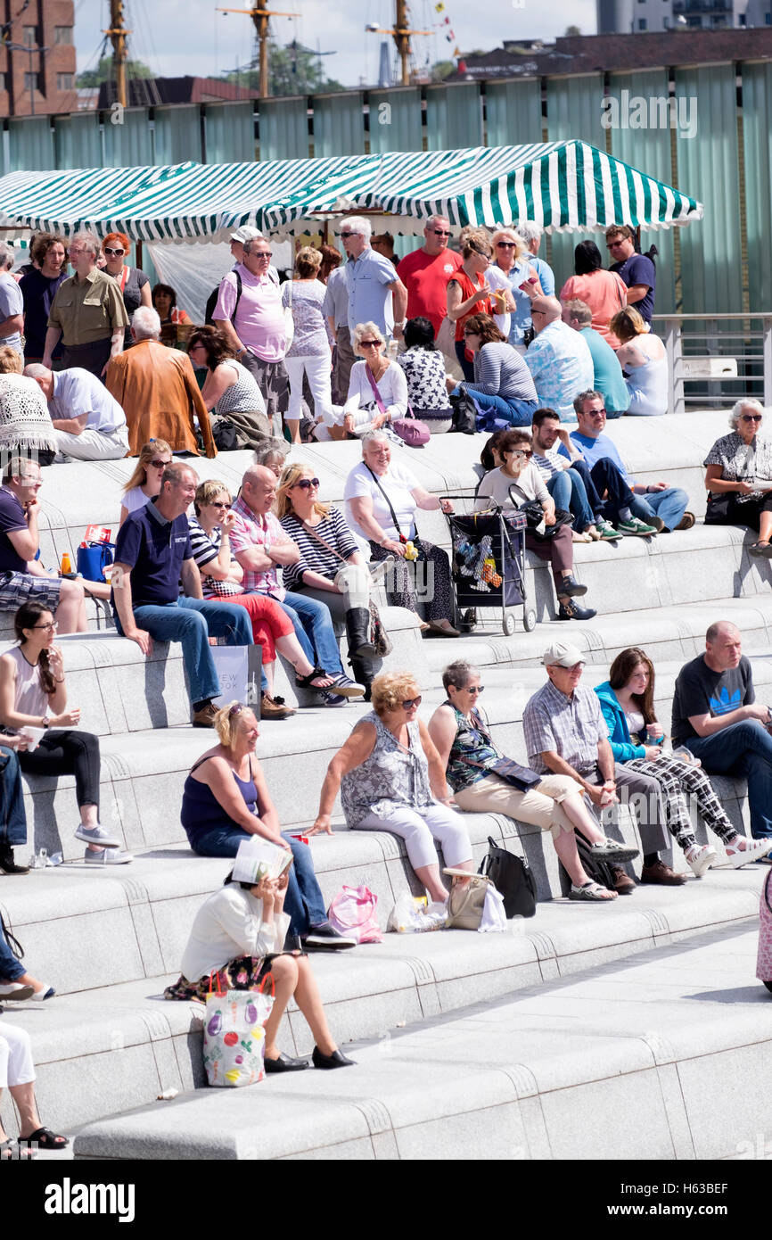 Folle di turisti estate calda seduta per esterni Foto Stock