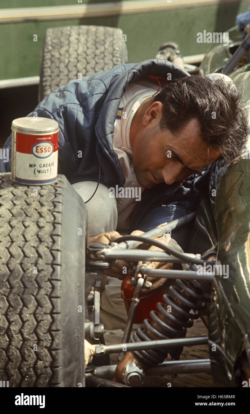 Jack Brabham lavorando sulla sua vettura da corsa degli anni cinquanta anni sessanta Foto Stock