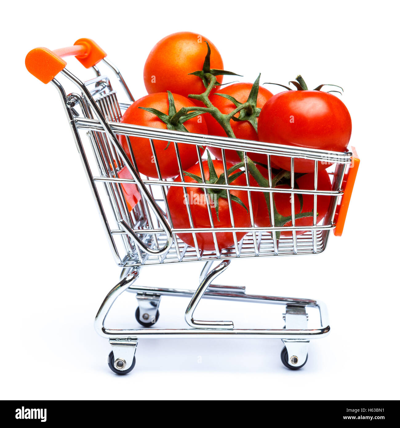 Mini carrello pieno con pomodori ciliegia Foto Stock