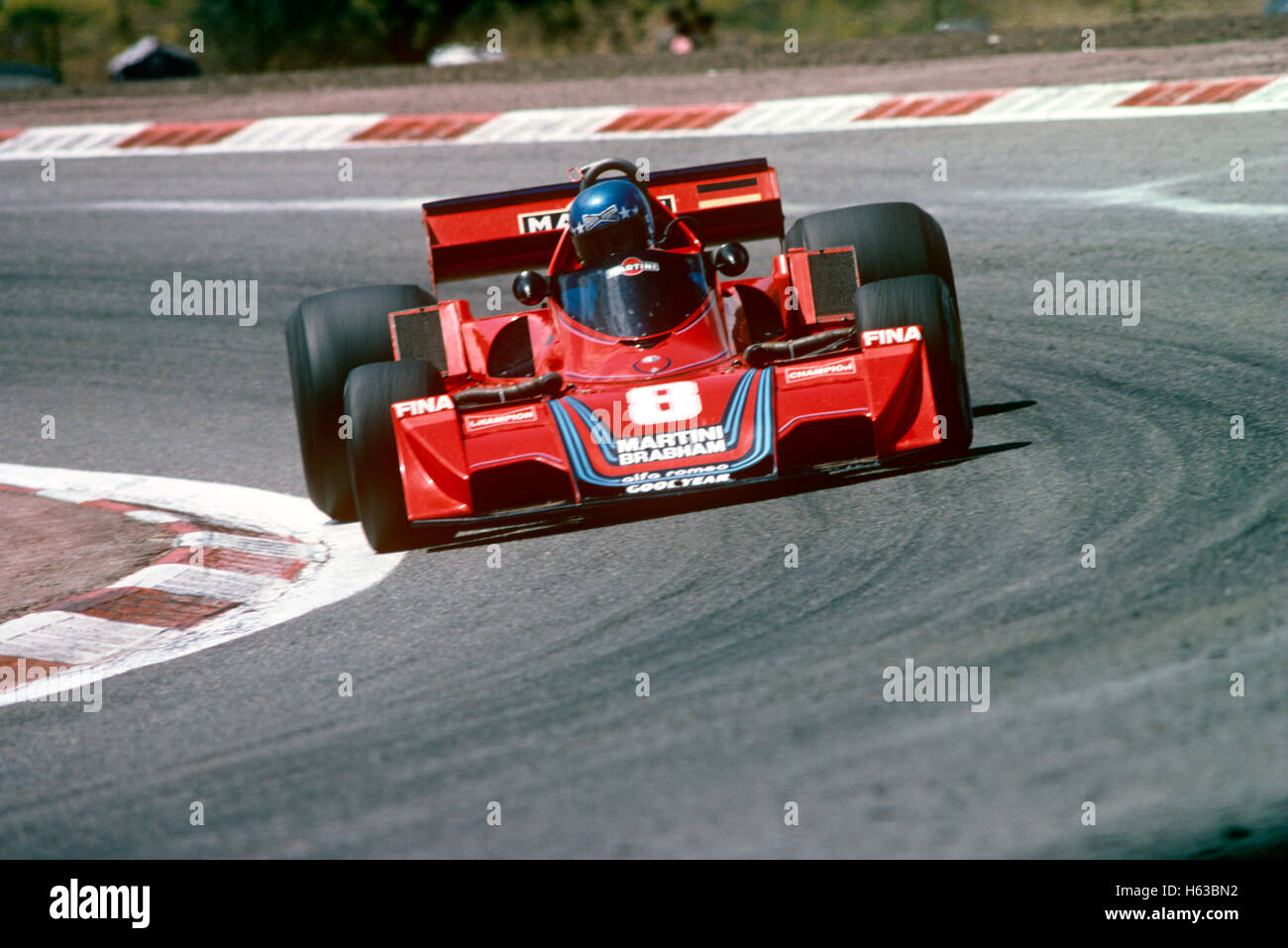 Carlos Pace alla guida della sua Brabham BT44 Alfa Romeo auto racing 1975 Foto Stock