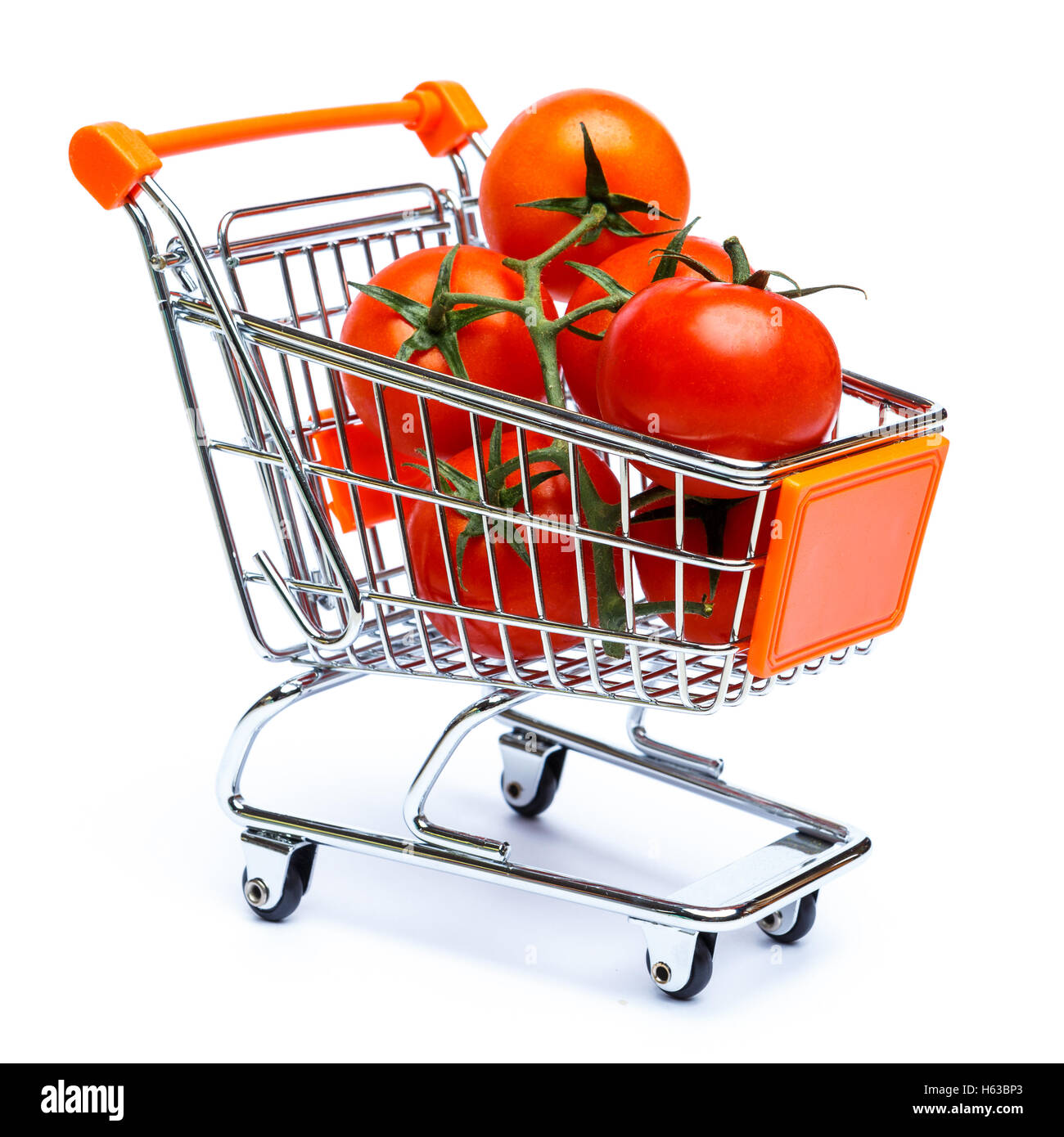 Mini carrello pieno con pomodori ciliegia Foto Stock