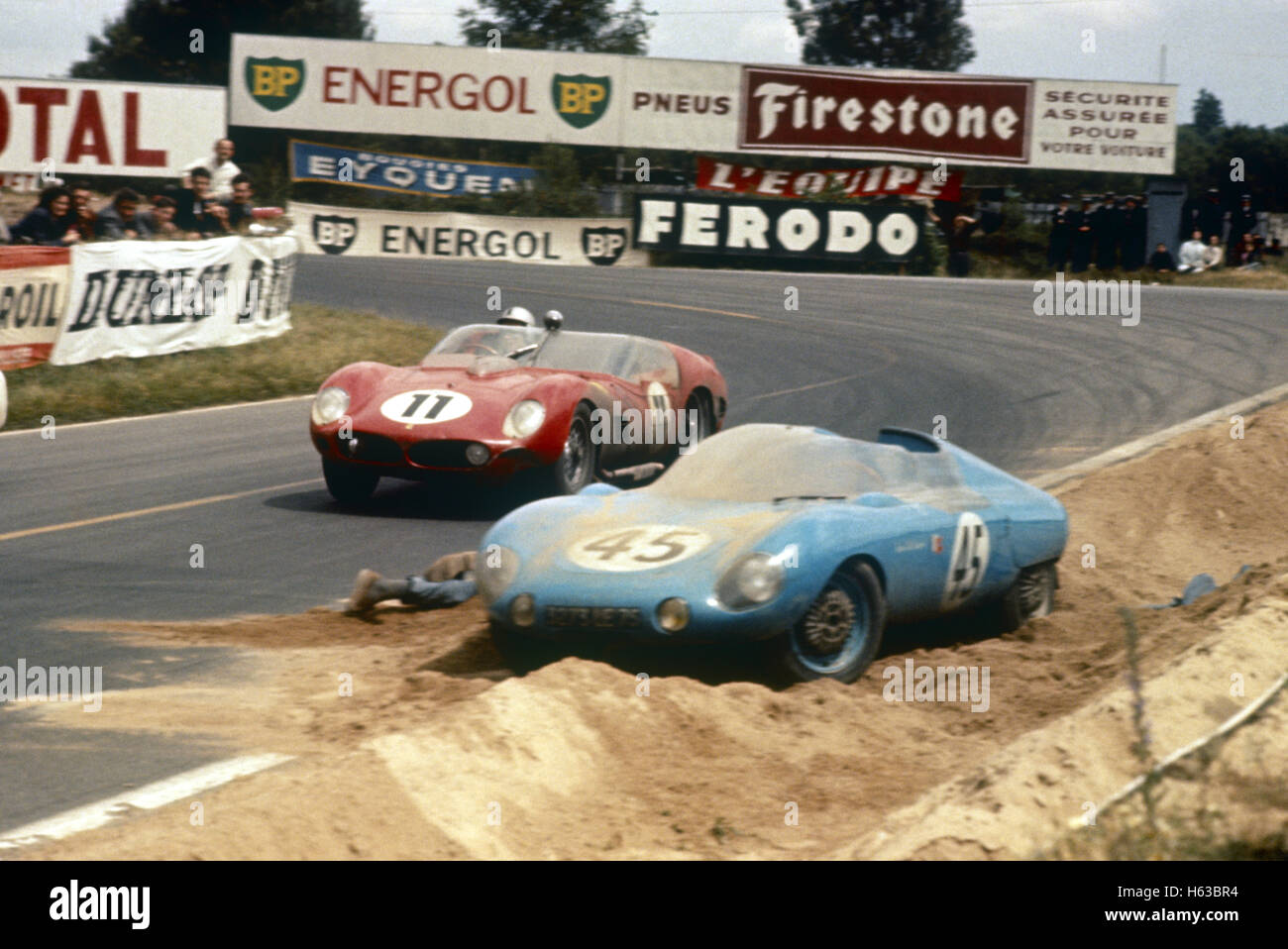 45 André Moynet, Jean-Claude Vidilles in un D B e Panhard 11 Mike Parkes Willy Mairesse su Ferrari 250 Le Mans 11 Giugno 1961 Foto Stock