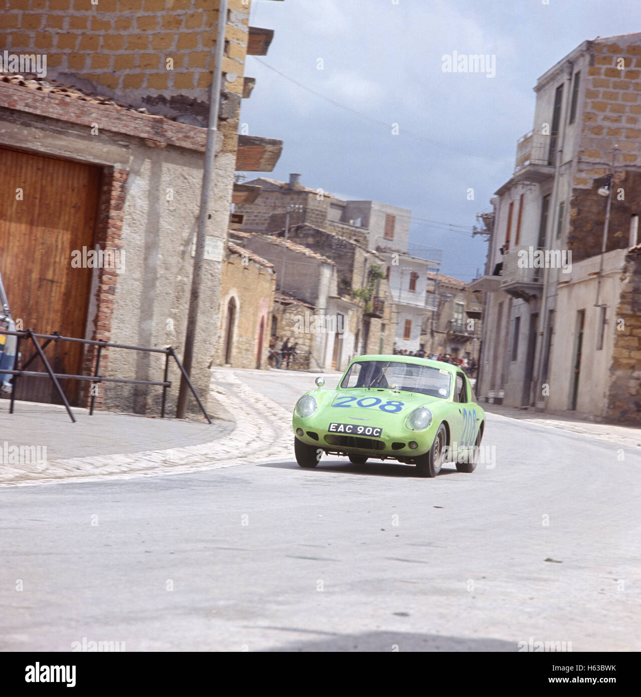 Aaltonen in una Austin Healey Sprite nella Targa Florio 1966 Foto Stock