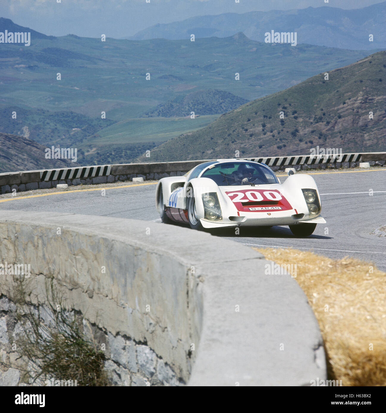 200 Hans Herrmann e Dieter Glemser in una Porsche 906 si è ritirato dalla Targa Florio 8 Maggio 1966 Foto Stock