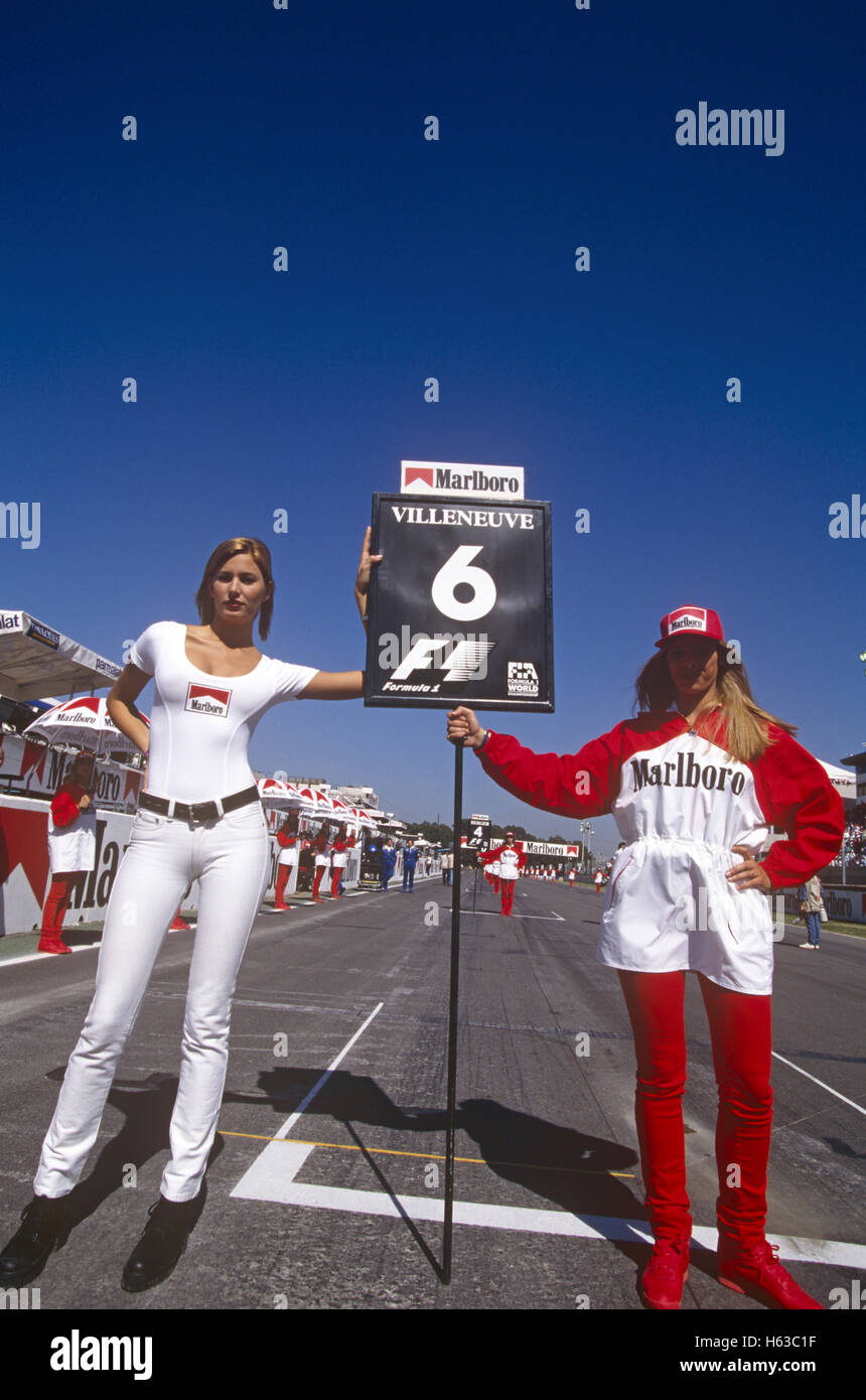 Le ragazze della griglia Holding firmano per Villeneuve posizione in griglia degli anni novanta Foto Stock