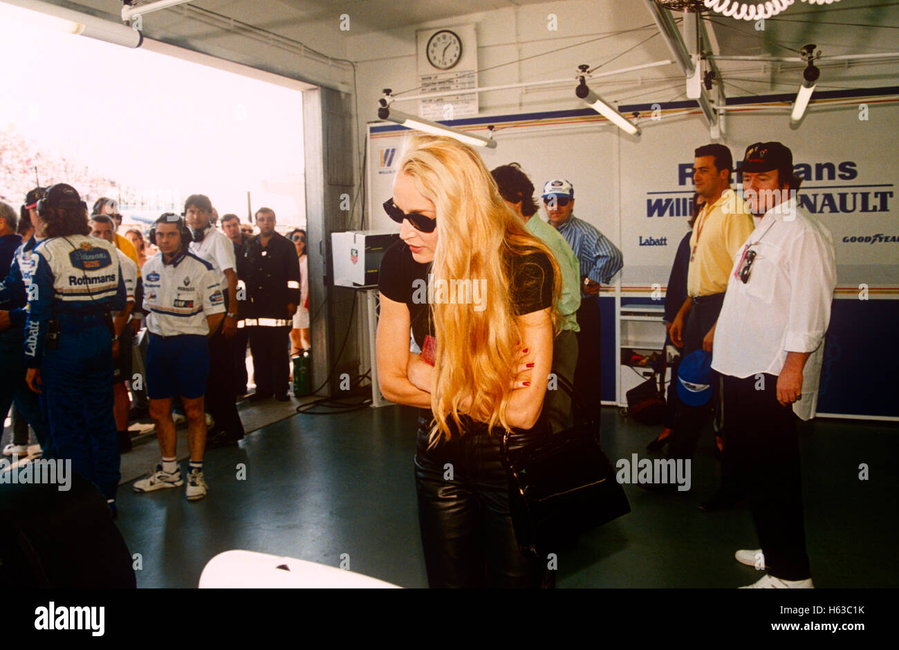 Jerry Hall visitando la Williams Renault in garage in una gara di Formula Uno Foto Stock