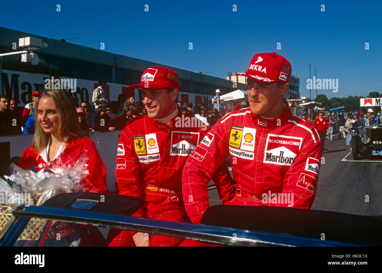 Eddie Irvine e Michael Schumacher Foto Stock