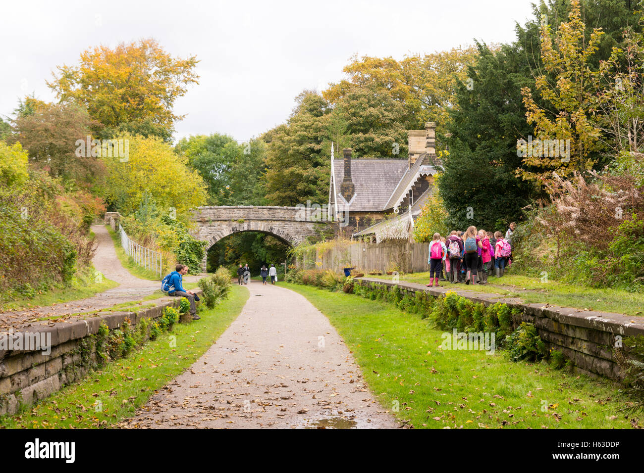 Una parte della scuola su di una visita didattica alla Monsal Trail ex ferrovia a Longstone, Derbyshire, Regno Unito. Foto Stock