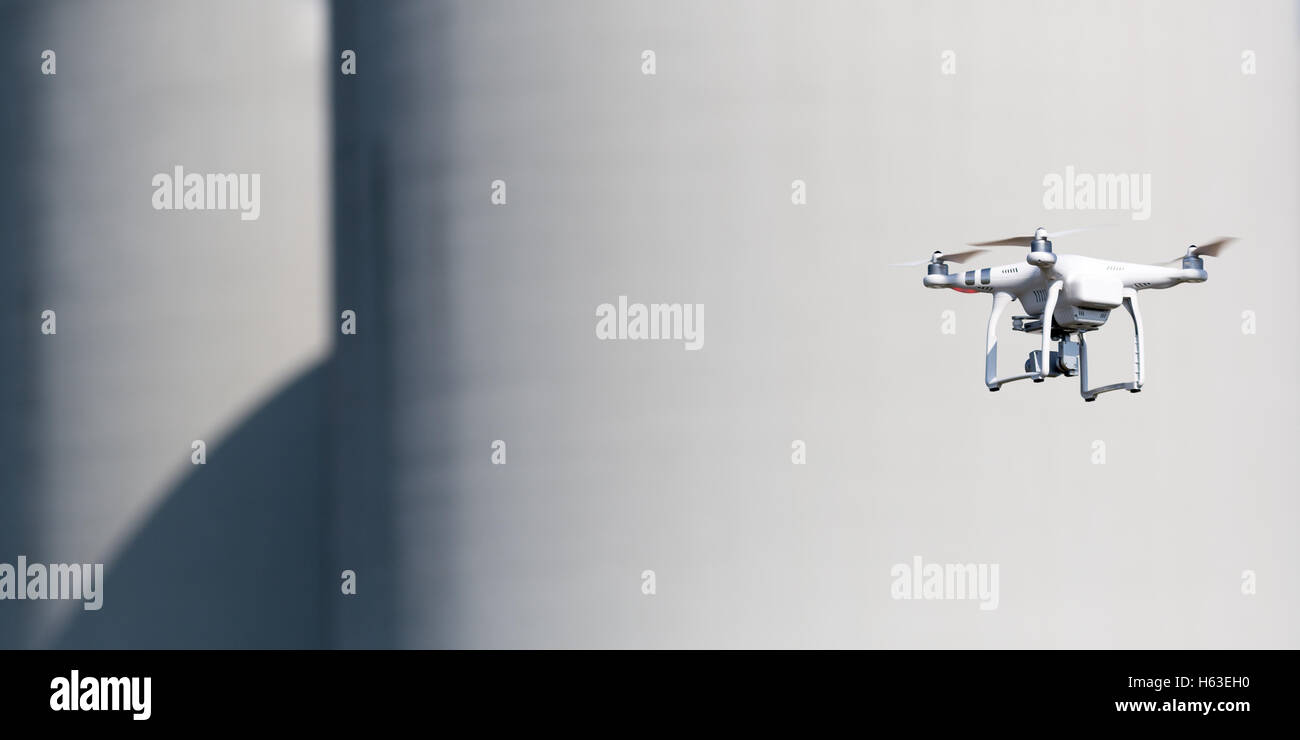 Quadcopter drone battenti, la tecnologia e i concetti di sorveglianza Foto Stock