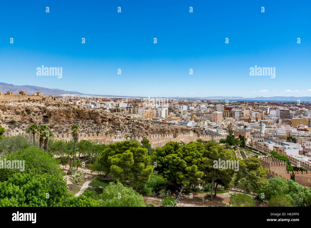 Paesaggio urbano panoramica di Almeria con le pareti della Alcazaba (castello), Spagna Foto Stock