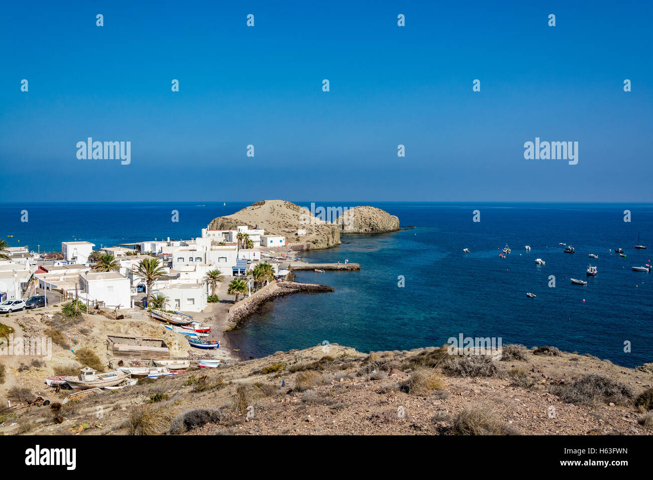 Vista di Isleta del Moro, una pittoresca cittadina nel Parco Nazionale Cabo de Gata, regione di Almeria, Spagna Foto Stock