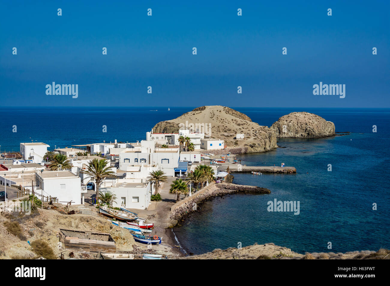 Vista di Isleta del Moro, una pittoresca cittadina nel Parco Nazionale Cabo de Gata, regione di Almeria, Spagna Foto Stock