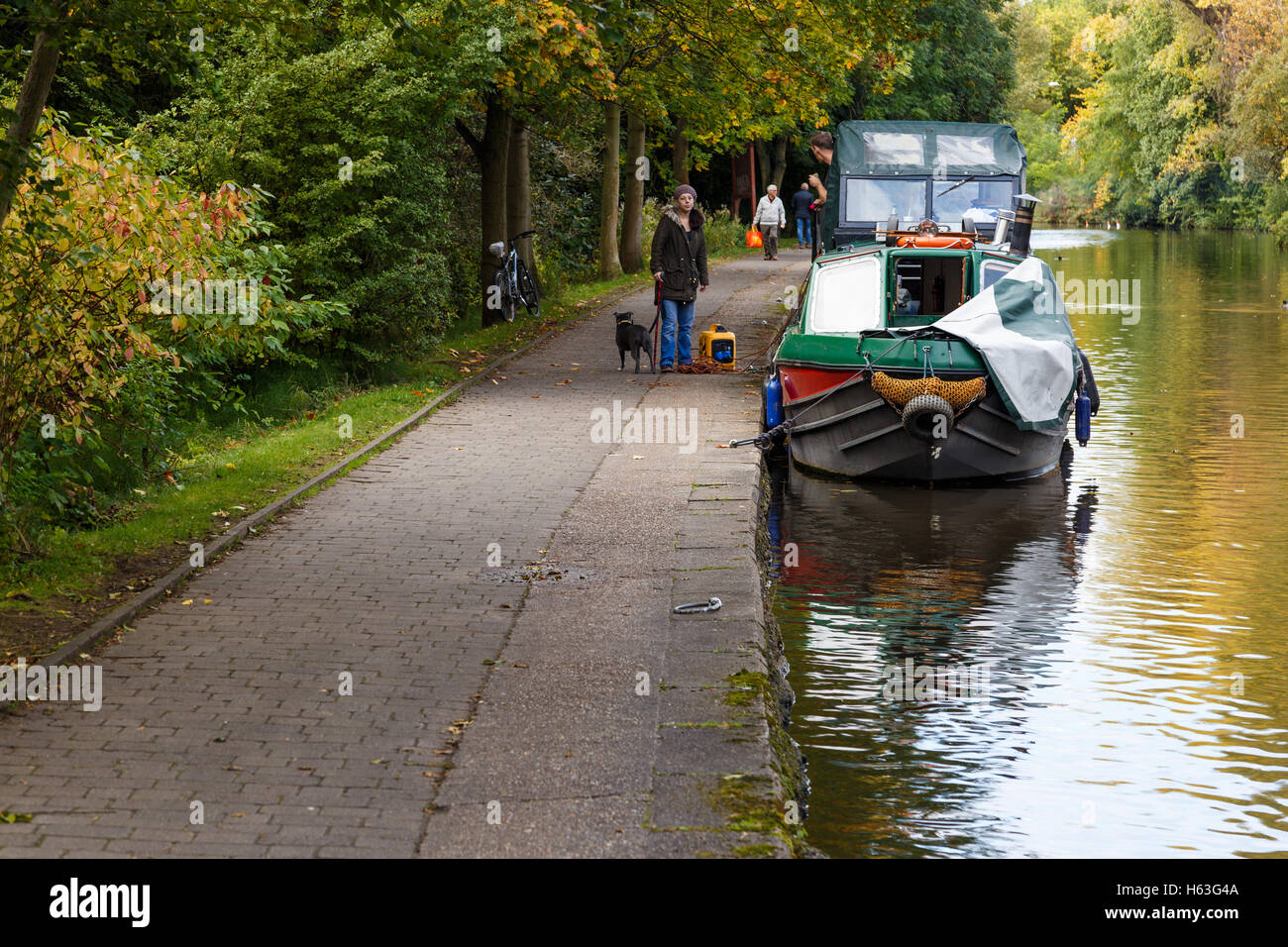 Donna in piedi in barca sul canale di Nottingham. In Nottingham, Inghilterra. Foto Stock