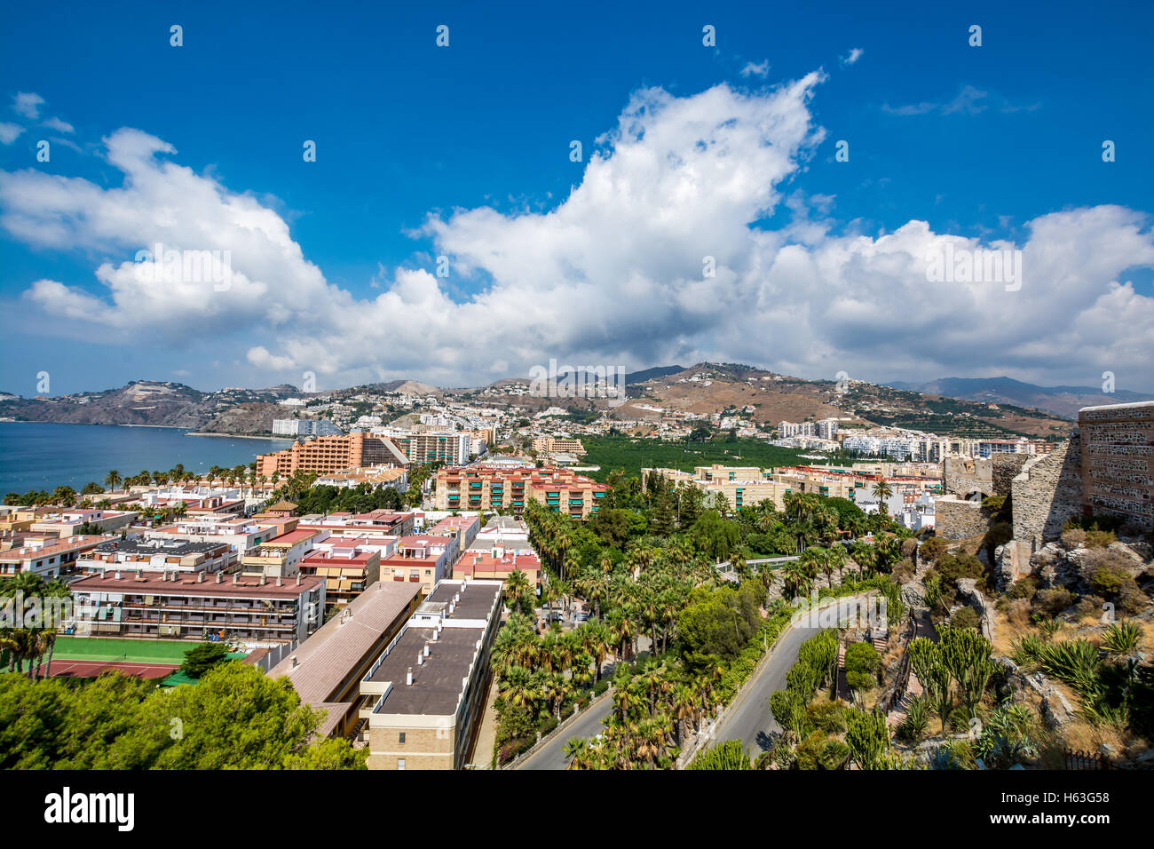 Vista panoramica di Almuñécar (Almunecar) su una bella giornata, Spagna Foto Stock