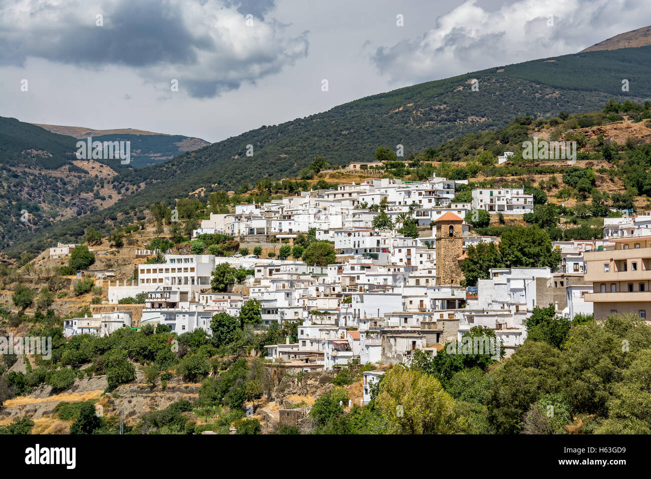 Vista di Bayárcal, la più alta della città si trova nella Sierra Nevada con pittoresche montagne, regione di Almería, Spagna Foto Stock