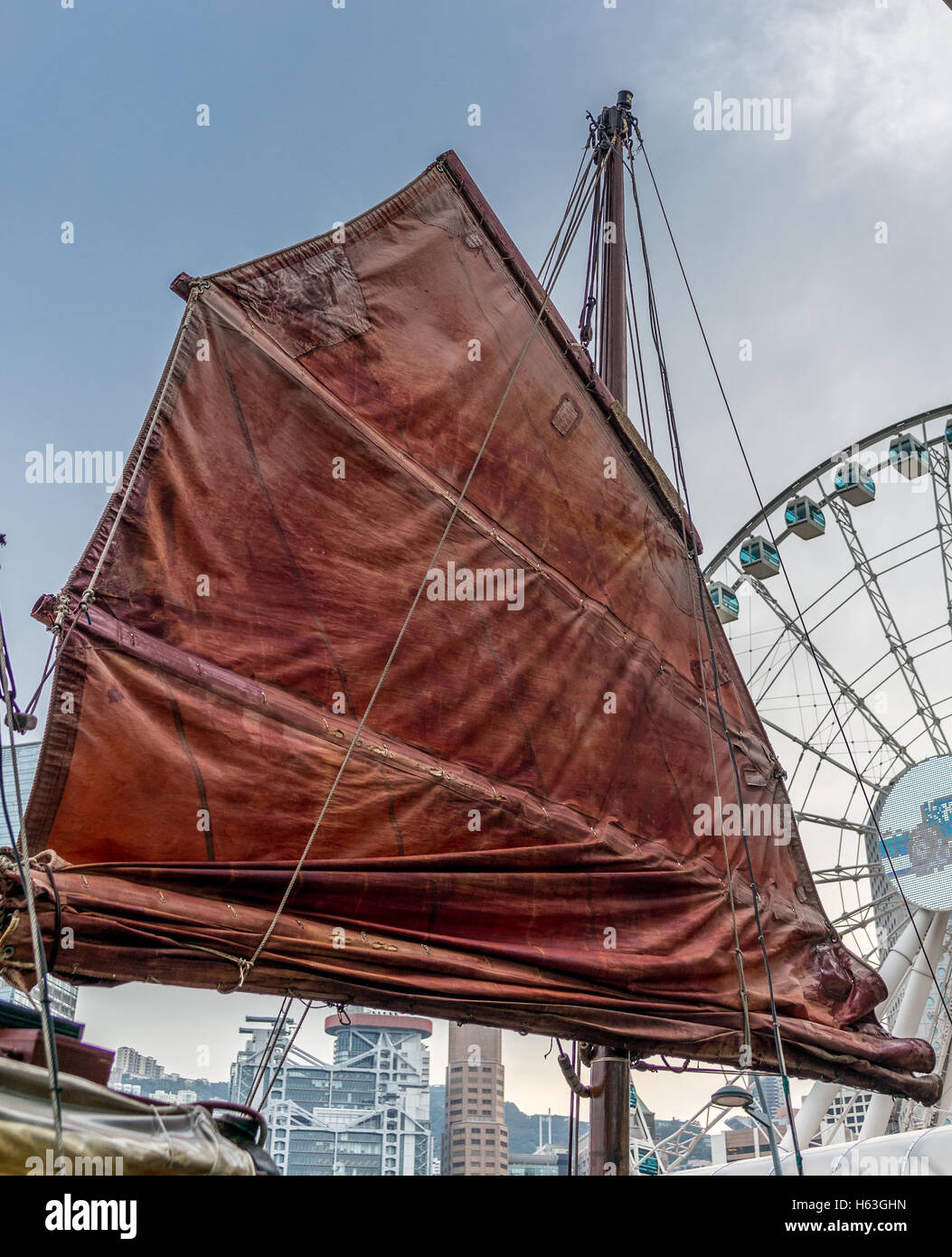 Dettaglio della vela di un tradizionale indesiderata rosso barca nel Porto Victoria a Hong Kong - 1 Foto Stock