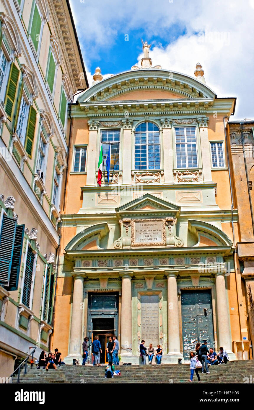 La Biblioteca Universitaria di Genova è situato in Via Balbi, ci sono  sempre molti studenti vi Foto stock - Alamy